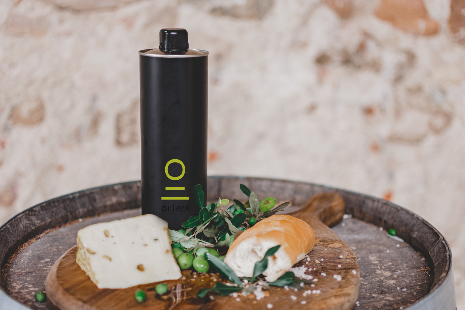00051__L7A9108 Olivenzweig grüne Oliven Olivenölflasche Brot Salz